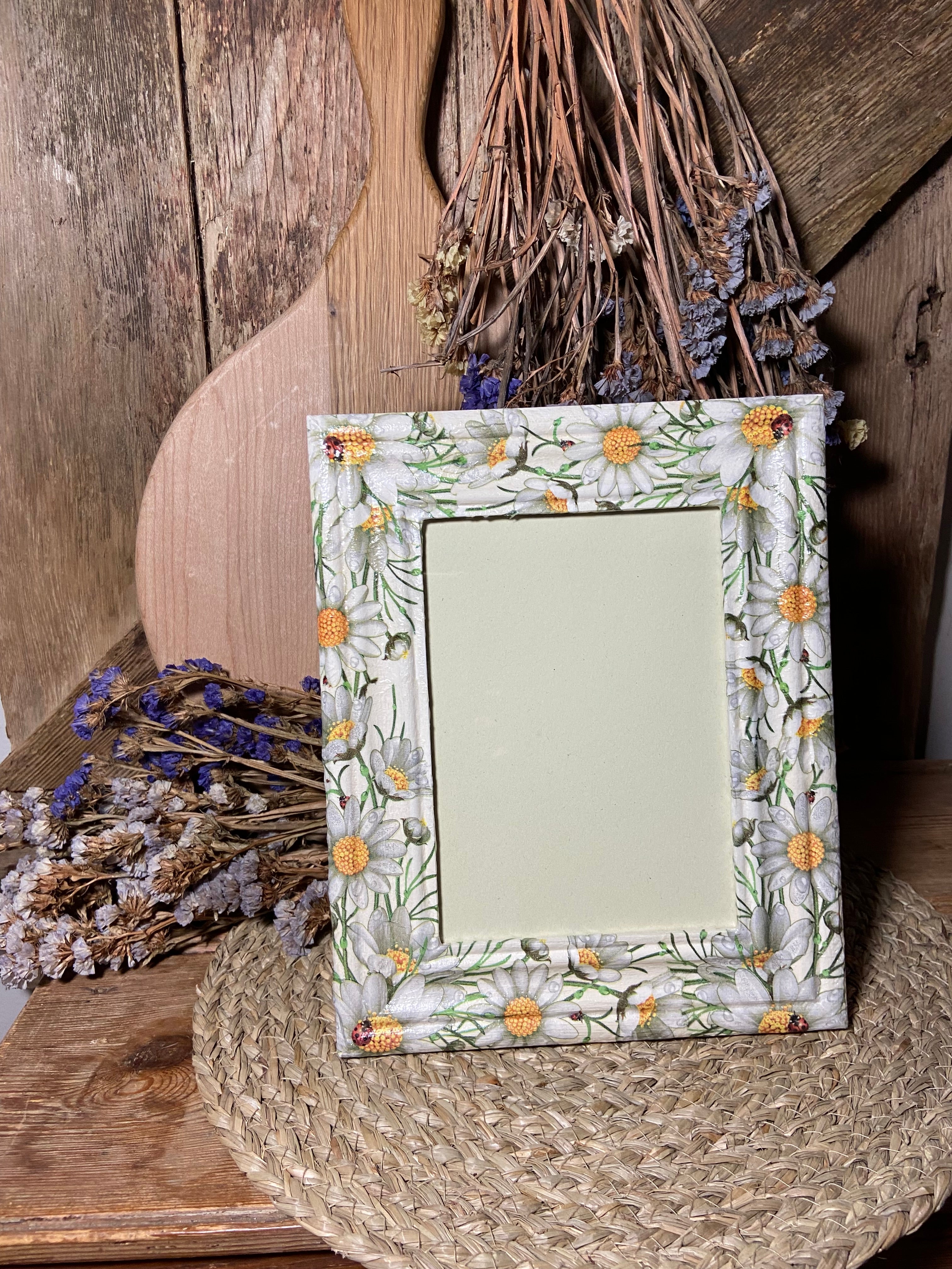 front shot daisy picture frame cottage core home decor vintage floral mothers day birthday green white ladybird